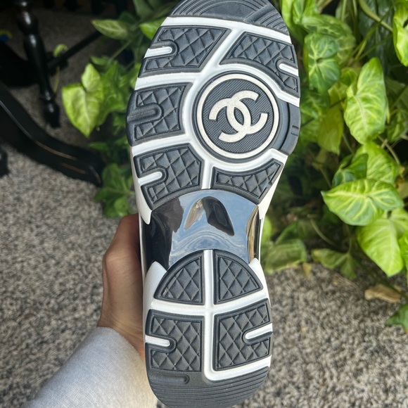 ❌❌ NOT AVAILABLE BNIB Chanel Sneakers size 36 - Picture 7 of 9